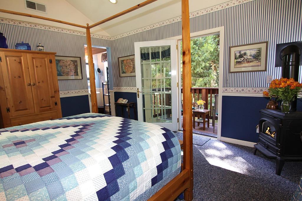Deluxe Queen Room (Blue)